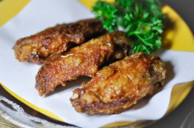 Kızarmış tavuk, tavuk kanadı. 