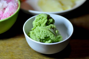 Dondurma, dondurma veya yeşil çay dondurması.