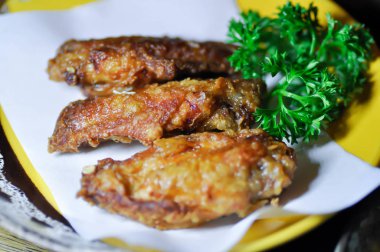 Kızarmış tavuk, tavuk kanadı. 