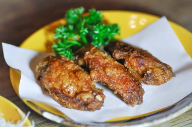 Kızarmış tavuk, tavuk kanadı. 