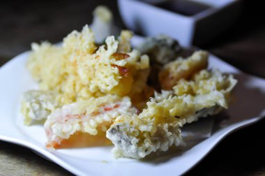 Tempura ya da kızarmış karides ve kızarmış sebze.