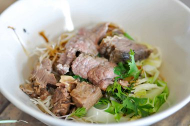 Sade erişte, etli erişte ya da Çin eriştesi.