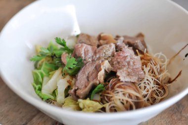 Sade erişte, etli erişte ya da Çin eriştesi.