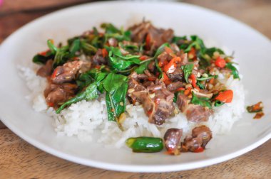 tavada kızarmış sığır eti veya pilav ile kızarmış sığır eti