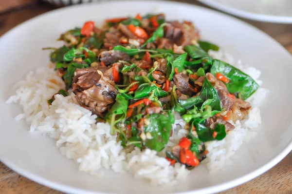 tavada kızarmış sığır eti veya pilav ile kızarmış sığır eti