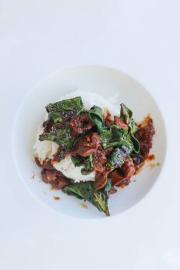 kutsal fesleğen ve pirinç ile tavada domuz