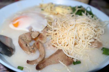 pirinç lapası ya da yumurta ve domuz ciğeri.