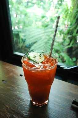 limon çayı ya da soğuk kahve.