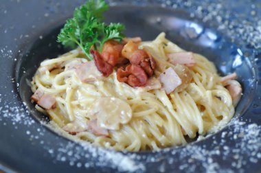 Spagetti veya spagetti carbonara