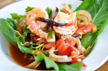 Baharatlı salata, vermicelli ve karides salatası.