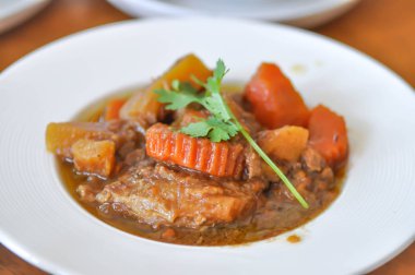 Güveç, soslu domuz eti.