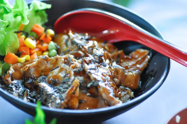 Mexa porco frito, arroz coberto com carne de porco — Fotografia de Stock