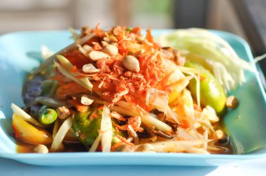 som tam, baharatlı salata veya Tayland yemeği veya Tayland baharatlı salatası.