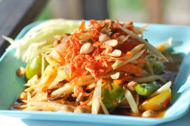 som tam, baharatlı salata veya Tayland yemeği veya Tayland baharatlı salatası.