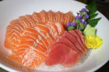 Çiğ somon, ton balığı çiğ veya sashimi Japon gıda