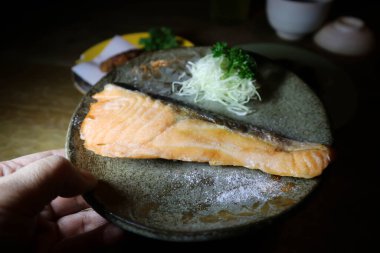 Izgara somon, somon bifteği ya da Japon yemeklerinde Yaki Sake.