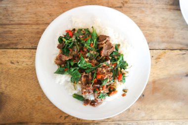 Kızarmış domuz eti ya da fesleğen ve pirinçle karıştırılmış biftek.