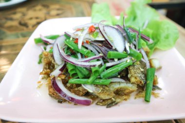 Kızarmış balık salatası, Tayland yemeğinde baharatlı salata.