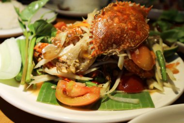 Papaya salatası, som tam veya baharatlı salata tabağı.