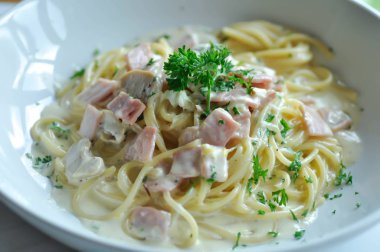 Jambon ve mantarlı makarna veya spagetti.