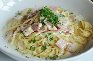 Jambon ve mantarlı makarna veya spagetti.