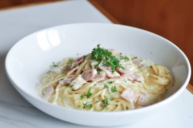 Jambon ve mantarlı makarna veya spagetti.