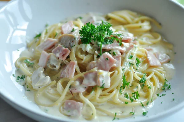 Jambon ve mantarlı makarna veya spagetti.