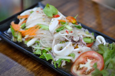 Tayland baharatlı kalamar salatası, kalamar salatası, baharatlı salata.