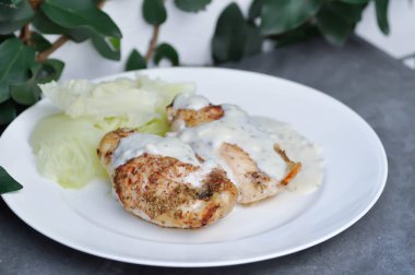 Izgara tavuk ya da tavuk biftek, beyaz krema soslu fırında tavuk.