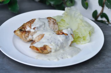 Izgara tavuk ya da tavuk biftek, beyaz krema soslu fırında tavuk.