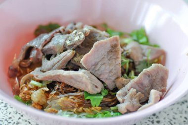 Erişte veya sade Çin eriştesi, köfteli Çin eriştesi ve sığır eti.