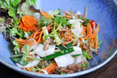 Baharatlı salata veya domuz salatası, baharatlı domuz salatası.