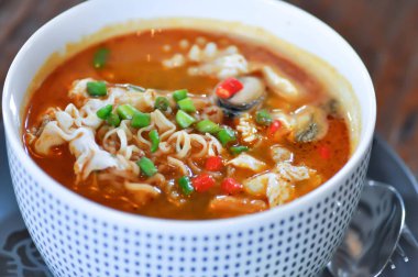 erişte ya da deniz ürünleri eriştesi, baharatlı erişte.