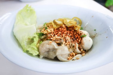 Çin mantısı, mantı veya wonton, erişte veya sade erişte.