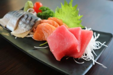 Balık, çiğ somon ve çiğ ton balığı veya sashimi.