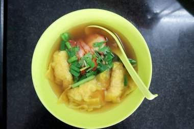 Çin mantısı, erişte, erişte veya Çin eriştesi.