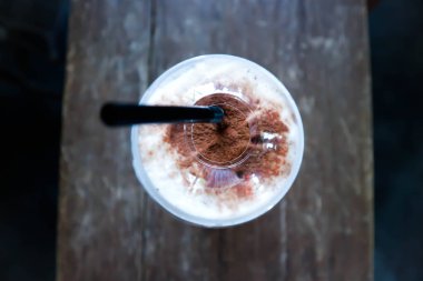 Buzlu kahve, buzlu latte veya buzlu kapuçino.