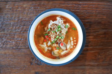 erişte ya da deniz ürünleri eriştesi, kalamar eriştesi.