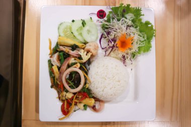 Kızarmış kalamar, pilavlı kızarmış kalamar, Tayland yemeği.