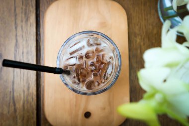 Şişede çikolata ya da buzlu kakao, buzlu çikolata.