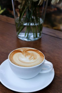 Sıcak kahve ya da sıcak kapuçino, latte sanat ve vazo