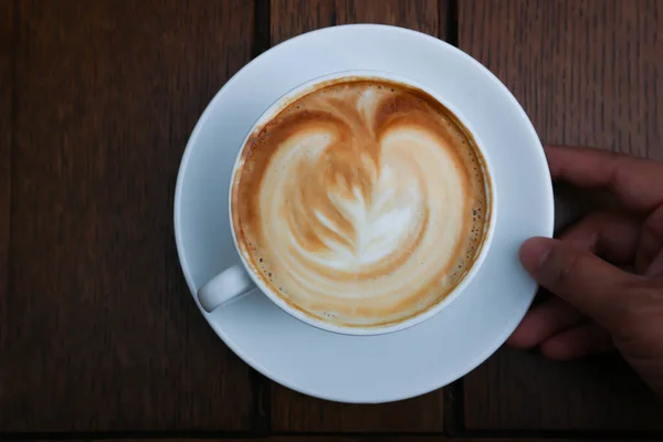 Σερβίρει Ζεστό Καφέ Ζεστό Καπουτσίνο Latte Art — Φωτογραφία Αρχείου