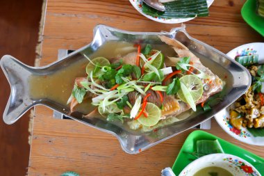 Haşlanmış balık, haşlanmış balık, buğulanmış levrek ya da haşlanmış balık.