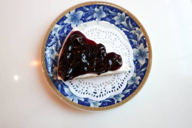 Yaban mersinli kek, yabanmersinli peynir turtası ya da yaban mersinli peynirli turta.