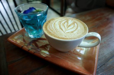 Kahve, sıcak kahve ya da sütlü kahve.