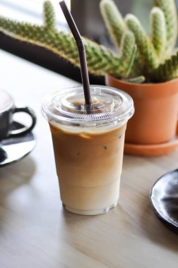 Kahve, buzlu kahve veya buzlu latte ve kaktüs.