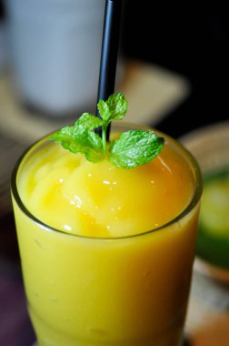 Meyve suyu, mango suyu ya da mango suyu.