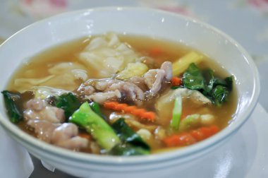 Erişte, kızarmış erişte, domuz eti ve brokoli.