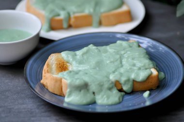 Ekmek ya da kremalı tost.