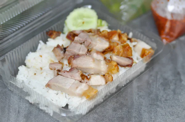 脆猪肉配米饭 猪肉饭或米饭配脆猪肉 — 图库照片
